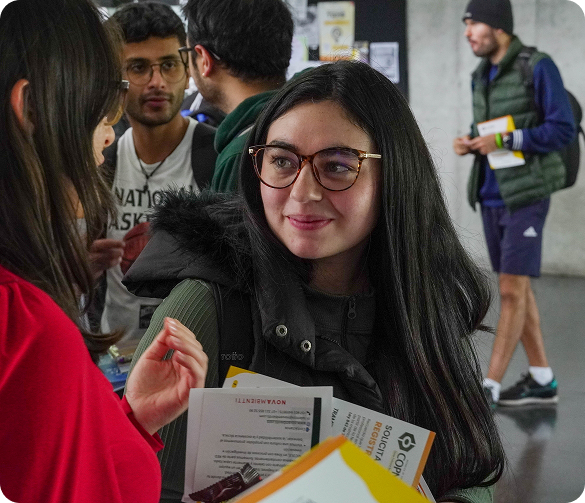 Foto de estudiantes en evento presencial