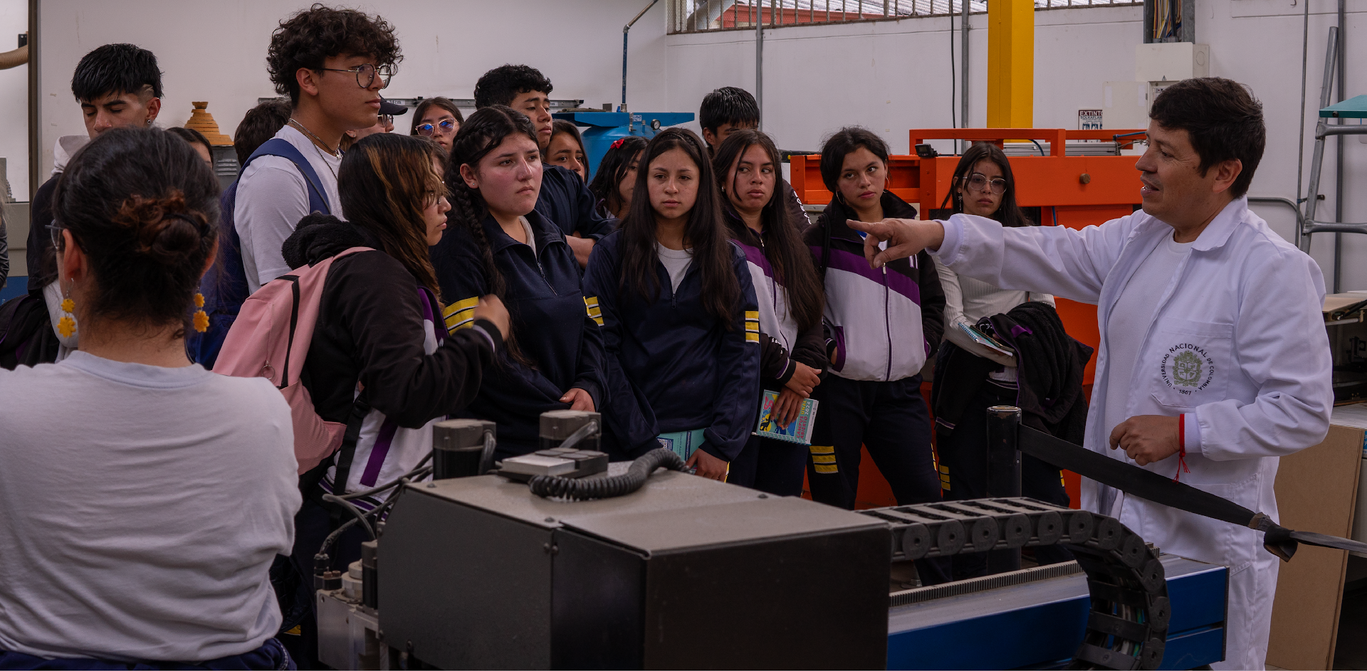 Foto estudiantes de colegio visitando laboratorio