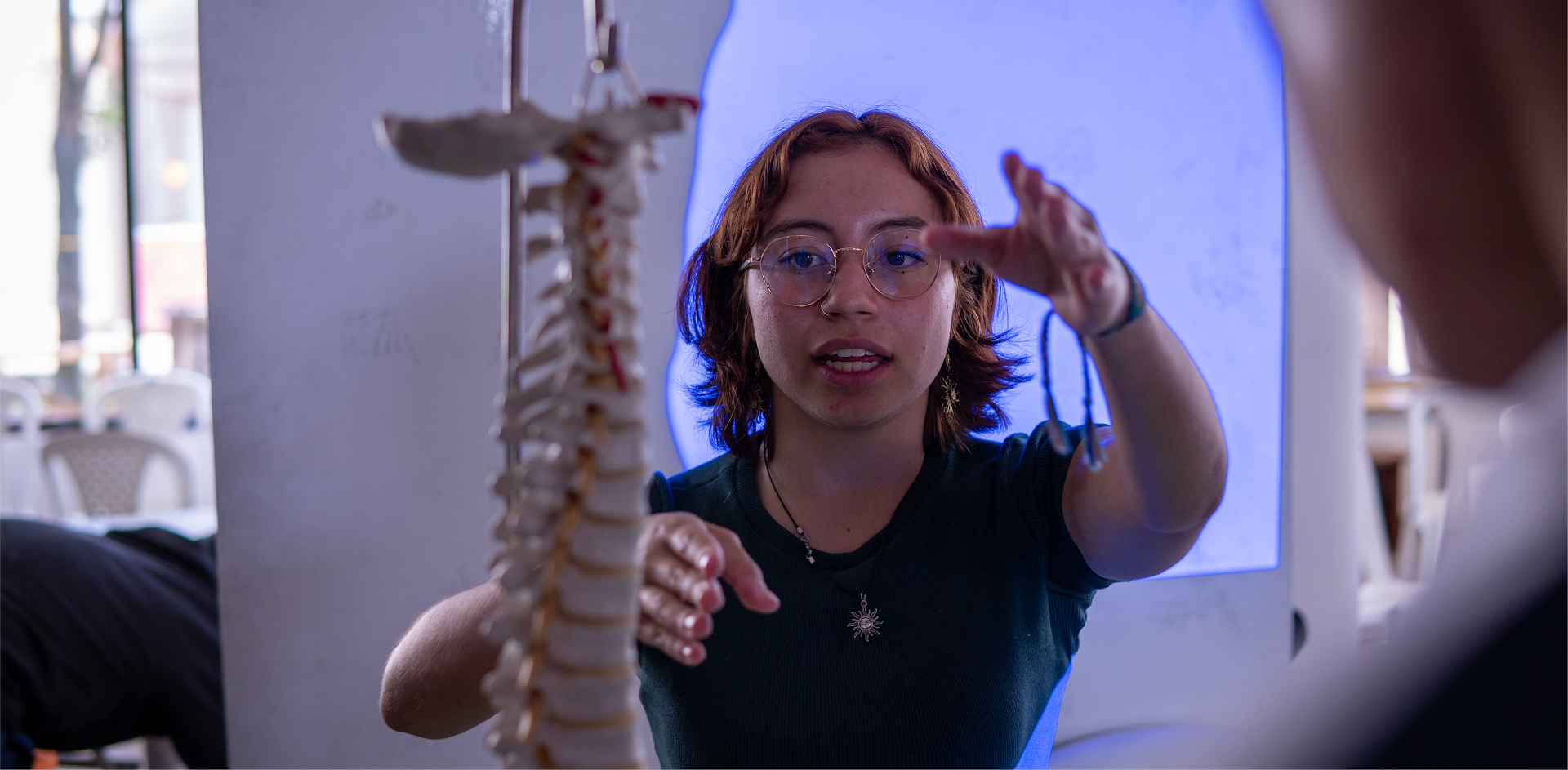 Foto mujer explicando anatomia humana.