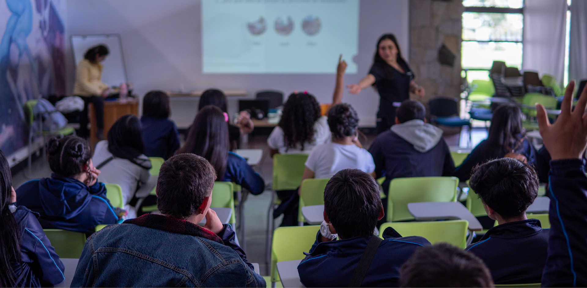 Foto estudiantes de colegio en una clase en un salon