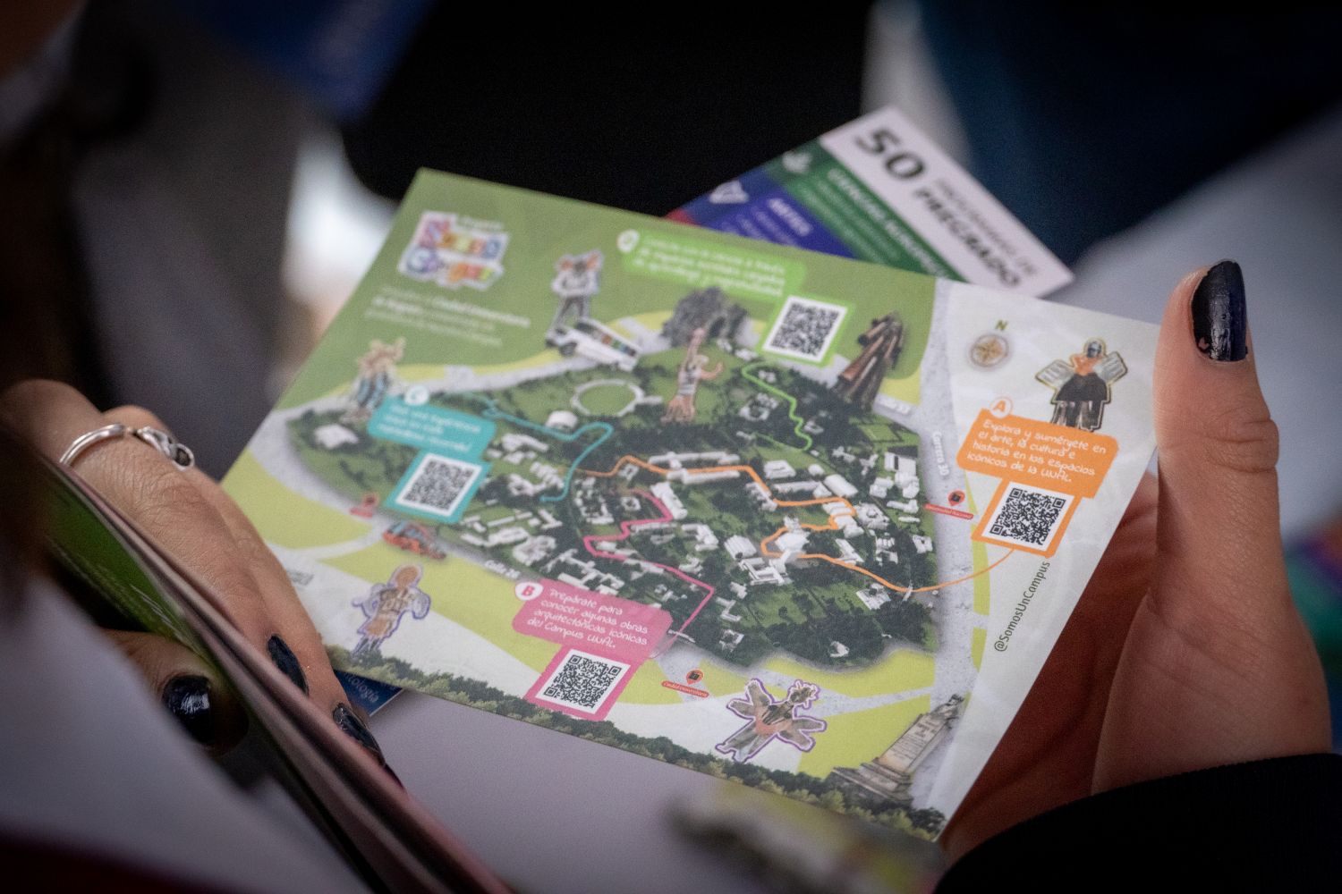 Foto mujer sosteniendo mapa del campus