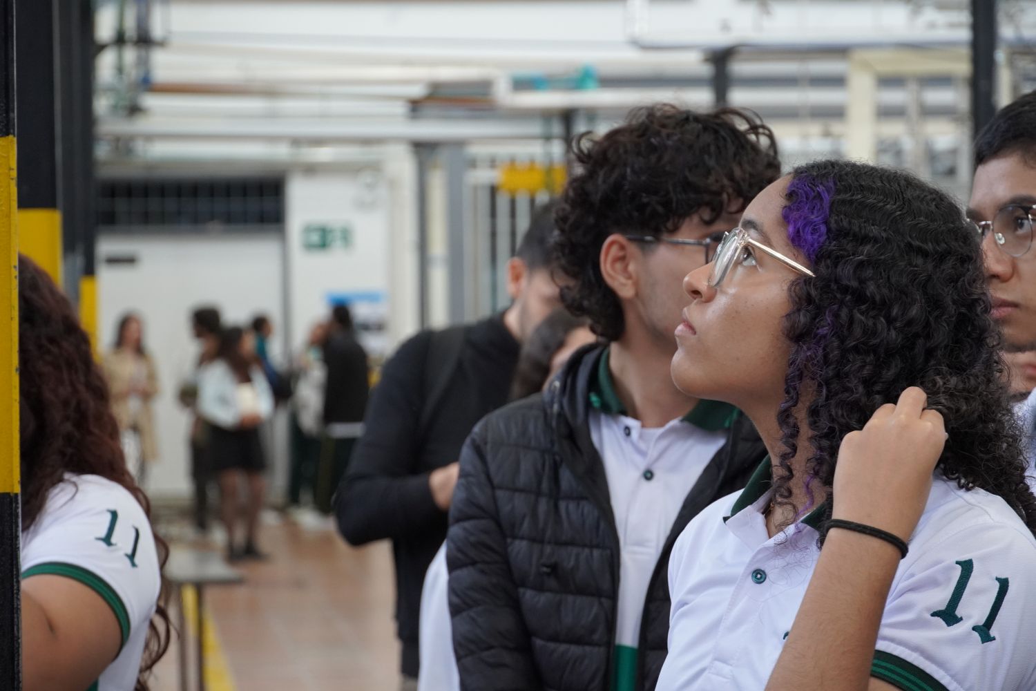 Foto estudiantes de colegio dentro de laboratorio de mecánica