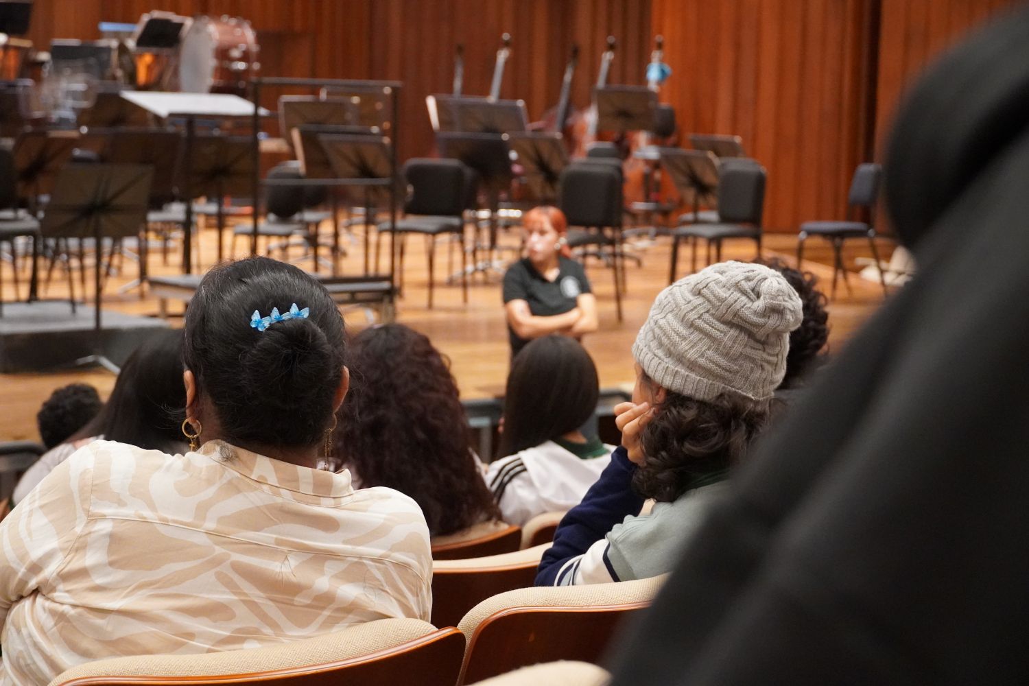 Foto estudiantes de colegio en auditorio Leon de Greiff