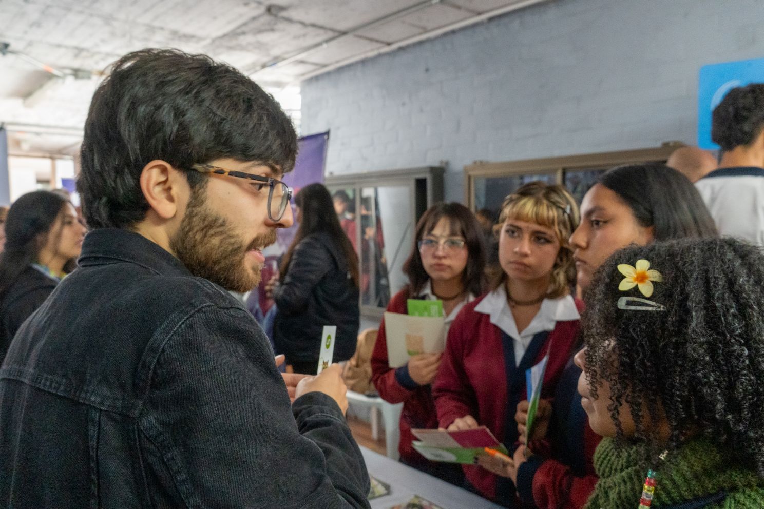 Foto estudiantes de colegio recibiendo folletos