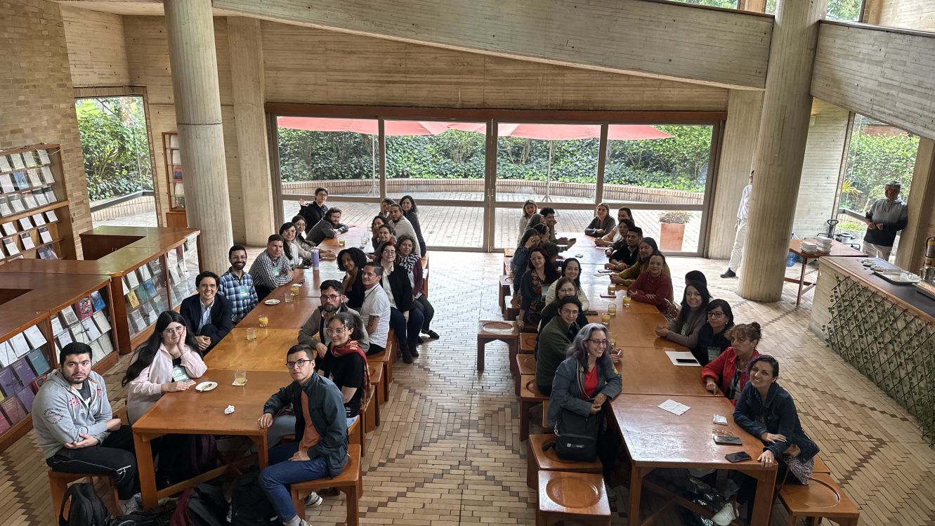 Foto equipo de la UTP en un comedor